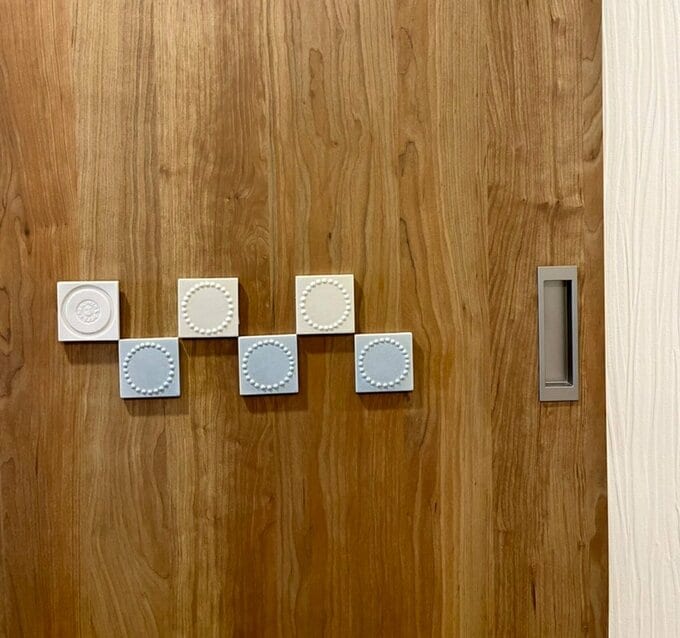 ドアをタイルでDIY