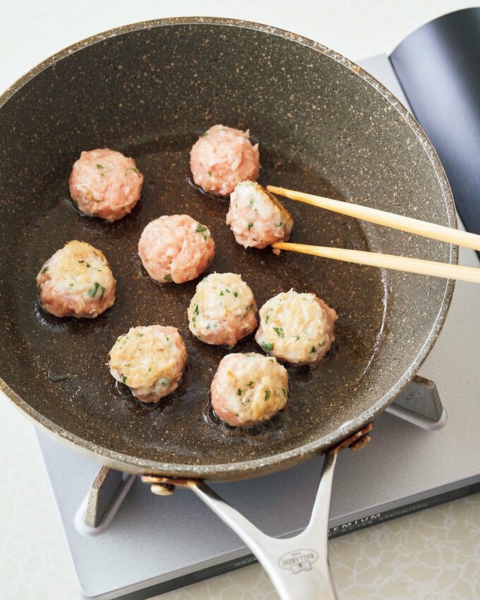 フライパンにつくね