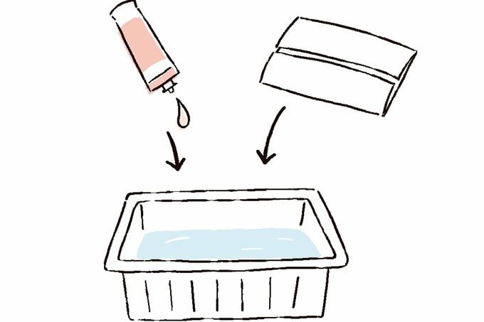 水に食器用洗剤とフロアワイパーシートを入れる