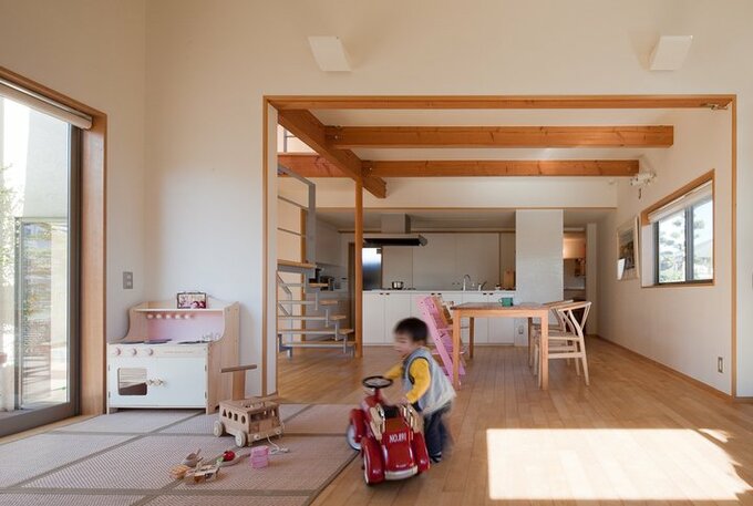 キッチンの奥に白い扉の付いたパントリー