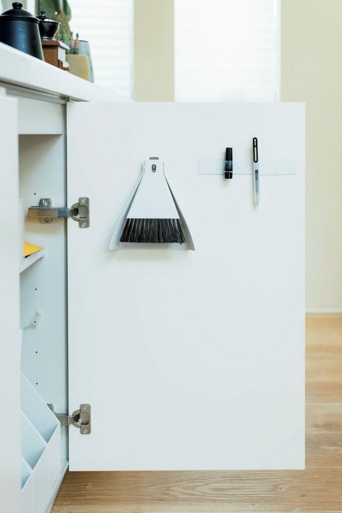 扉裏ミニほうき