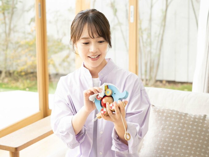 オモチャをふく柳澤さん