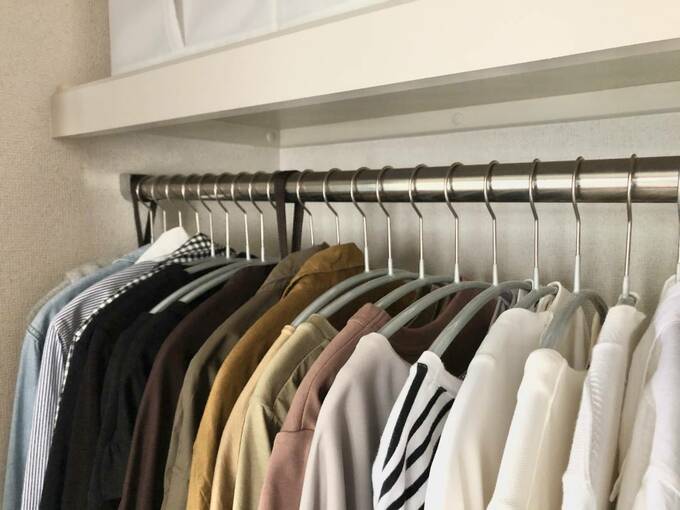 ハンガーにかけられているたくんさんの服