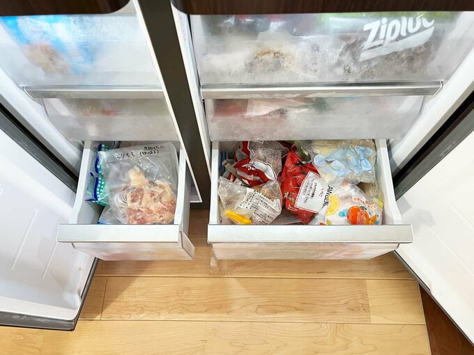 乱雑に入っている冷蔵庫の冷凍コーナー