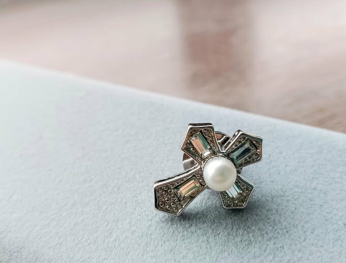 真珠のブローチ