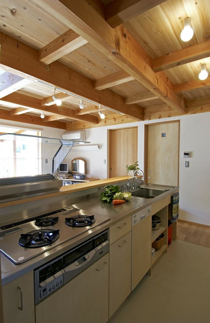 キッチンから洗面室、物干し場のドアを見たところ