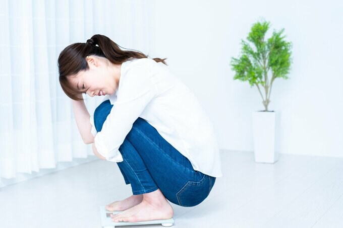 体重計にのる女性