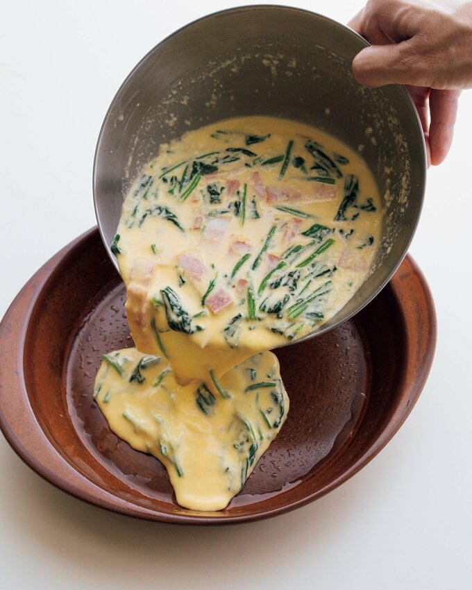 器に卵液流し込み