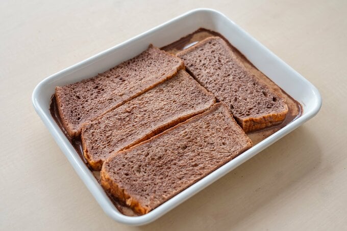 ココアフレンチトーストを浸したところ