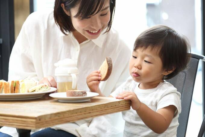 親子で外食している様子