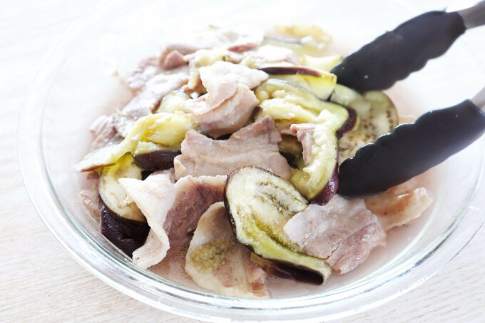 ナスと豚肉を混ぜ合わせる