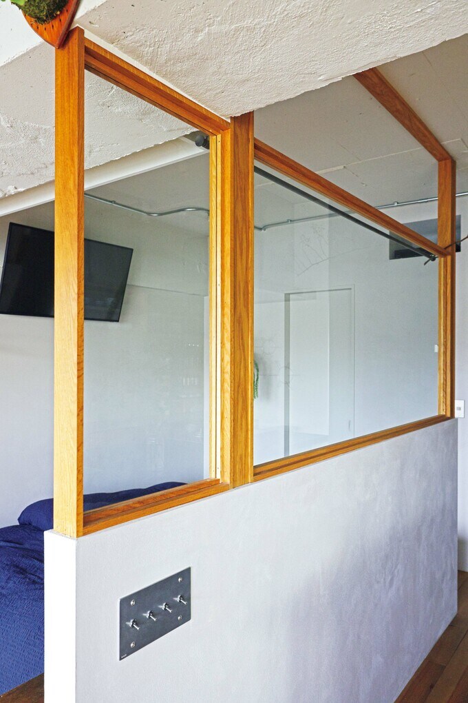 リビング側にはロールスクリーンを設置