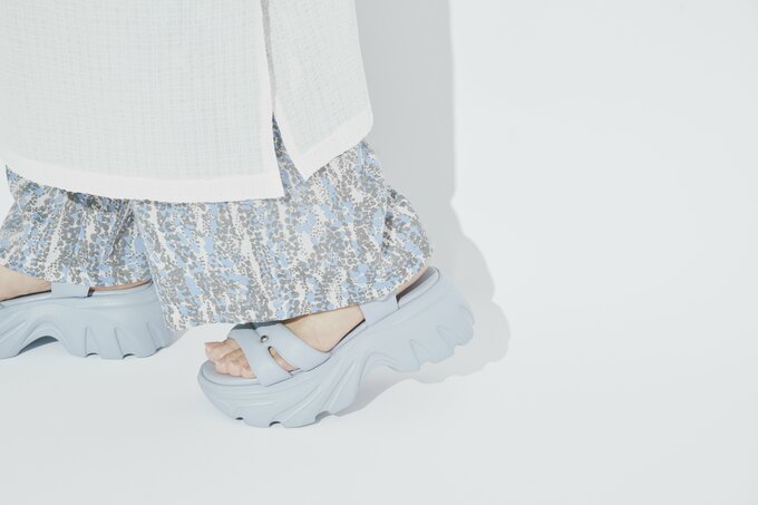 ボトムスの色と合った水色の厚底サンダル