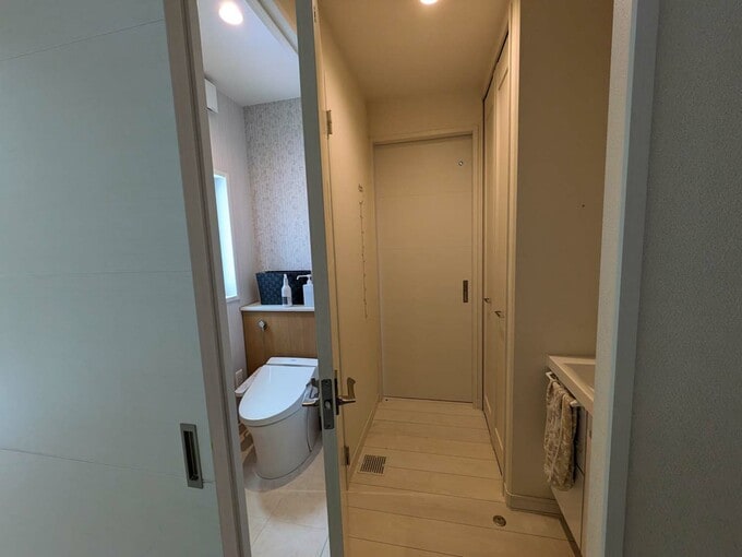 脱衣所の扉を閉めてる写真