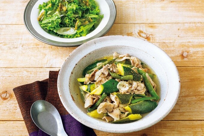 グリーンカールとメカブのサラダと、豚肉とズッキーニのナンプラー煮