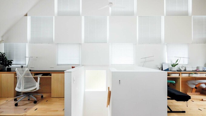 市松の窓に面したスタディコーナー