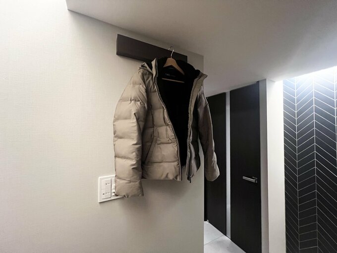 玄関脇の廊下に設けたコートかけスペース