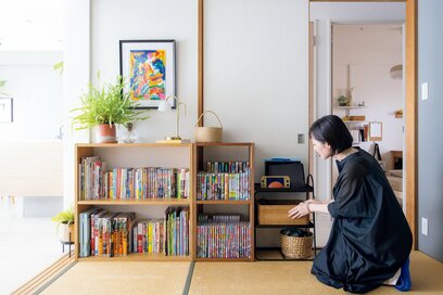 「扉はすべてあけっぱなし」「ごちゃつくものは見えない場所に」。家がキレイな人の「リビング」をすっきり見せるアイデア5つ
