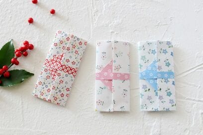 柄違いの折り紙を重ねるだけ！かわいいポチ袋のつくり方