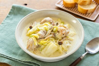 寒い日に体にしみわたる「鶏肉と白菜のミルクコンソメ煮」。バターが決め手に／ぐっち夫婦のレシピ