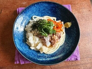 料理家・山本ゆりさん流「あえるだけ」簡単うどんレシピ。火を使わず、栄養もうま味もたっぷり
