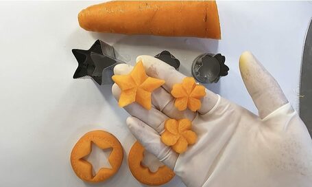 簡単「おしゃれ型抜きニンジン」。お弁当が華やぐ飾り切りテク