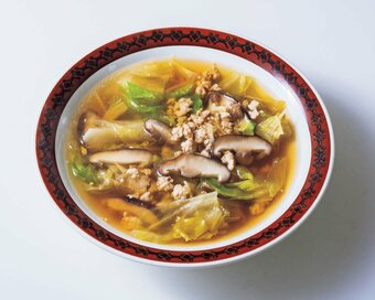 鶏ひき肉とキノコで、うま味たっぷりのおかずスープ。ヘルシーなのにボリューム満点