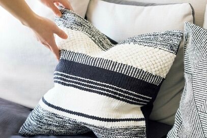 ニトリ社員が「自腹買い」しちゃう商品3つ。クッションの複数置きでホテルライクな家になる