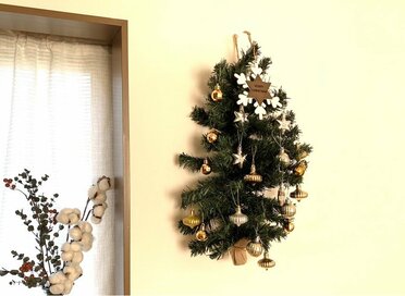 クリスマスツリーは「壁に飾る」のが断然ラクちん。飾りつけ5分、掃除も簡単