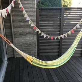 布ガーランドで殺風景なウッドデッキを明るくハッピーに