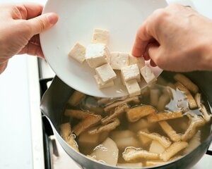 【2】大根に火がとおったら、油揚げ、豆腐を入れてひと煮立ちさせる