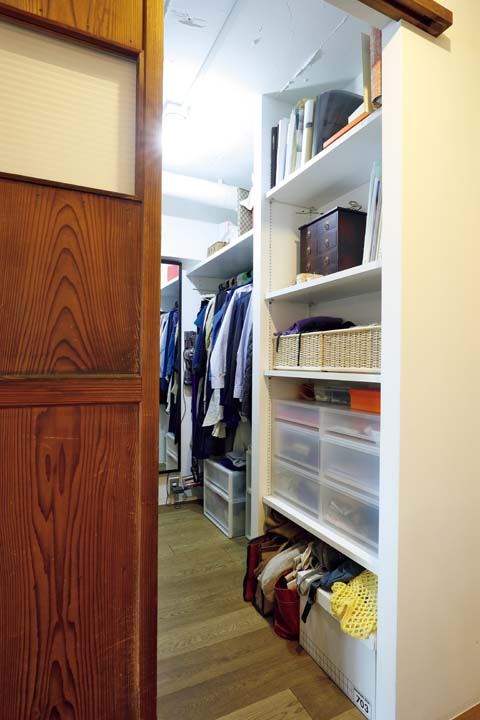 出入り口に古い木製建具を生かしたウォークインクロゼット