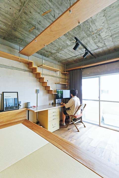 ワークスペースで作業するMさん