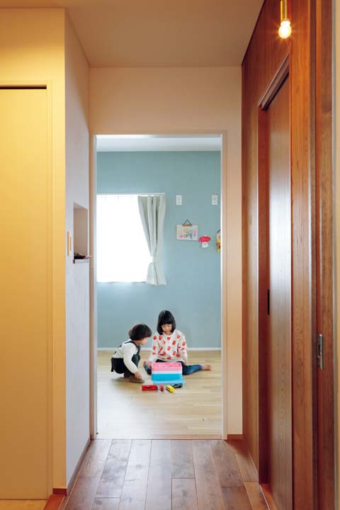 玄関ホールから見た子ども室
