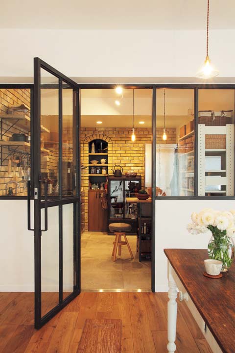 黒いフレームの建具で仕切ったクローズドキッチン