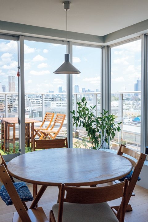 いちばん景色のいい窓際のコーナーに配したダイニングスペース