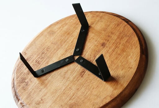 ブラケットをトレイに固定する