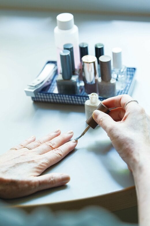 マニキュアを塗っている引田さんの手元