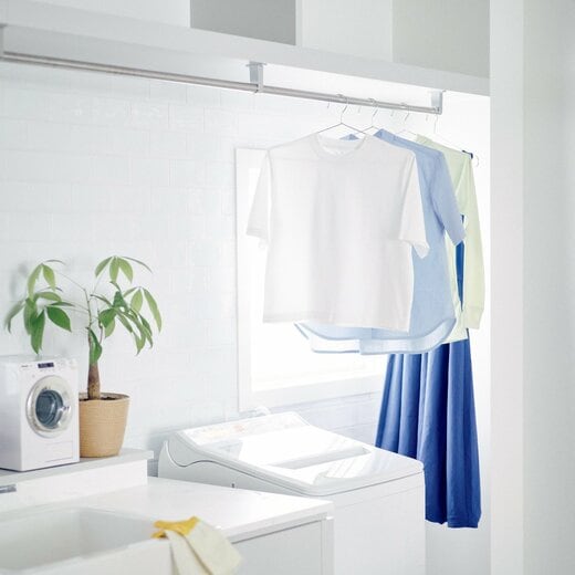 洗濯機とハンガーにかけられた衣服