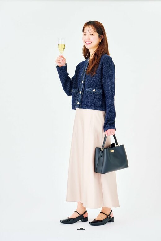 グラスを片手に持つ女性