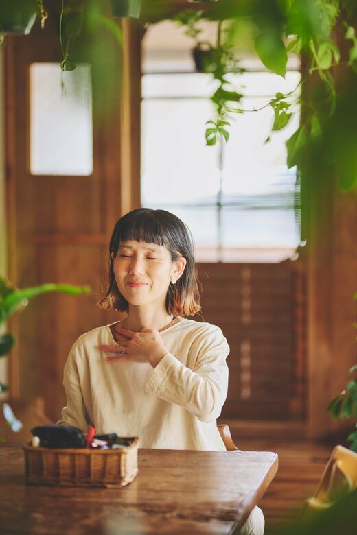 リンパマッサージしている女性