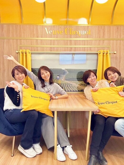 シャンパンのヴーヴ・クリコのイベントで友人3人と笑顔を並べている