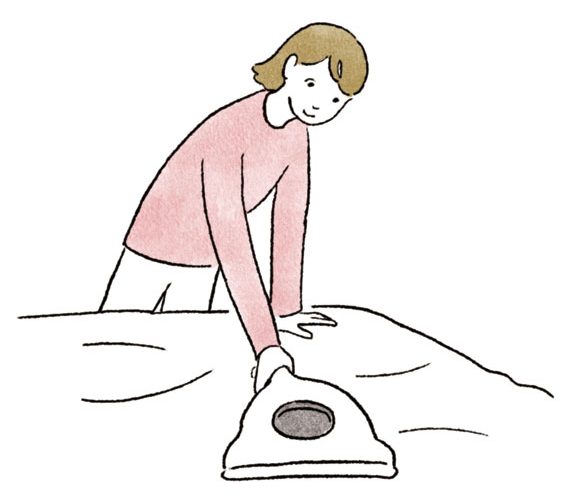クリーナーを使用する女性