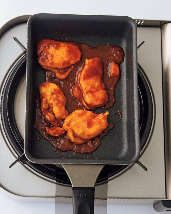 卵焼き器に鶏肉