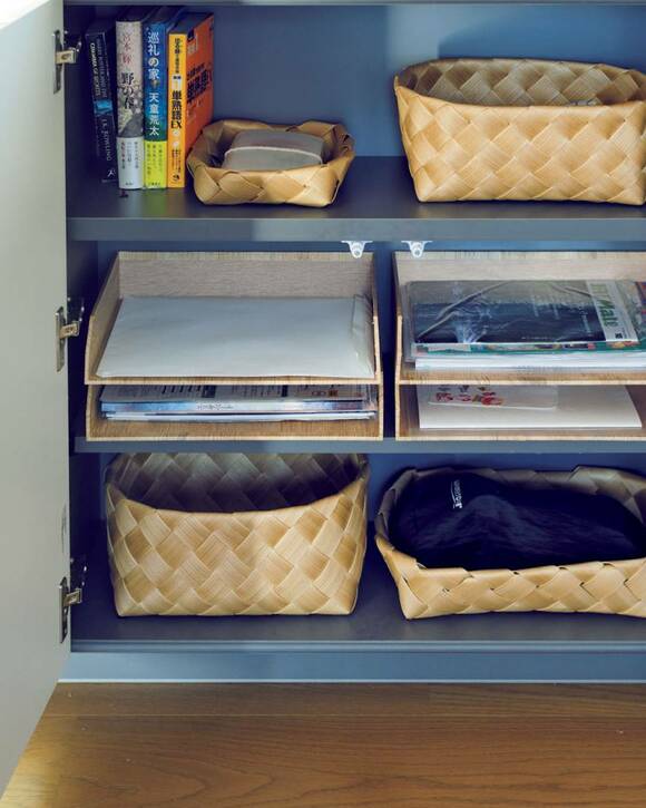 カゴなど入った棚