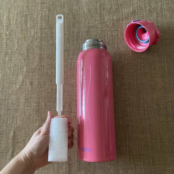 クリーナーの隣に水筒