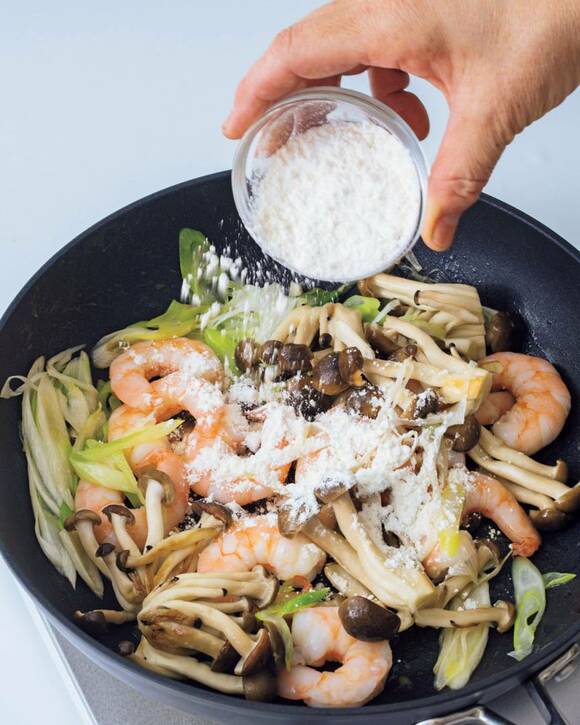 具に小麦粉を入れる様子