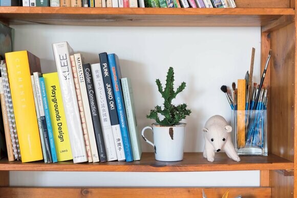 本や文具と一緒に飾る