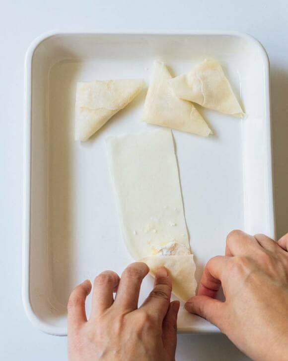 春巻きの皮をまく様子