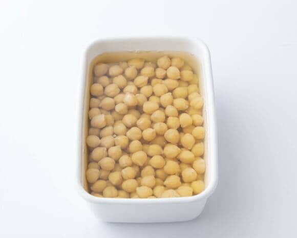 汁ごと保存容器に入れる